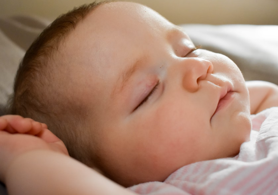 Les troubles du sommeil chez les bébés : causes, symptômes et solutions